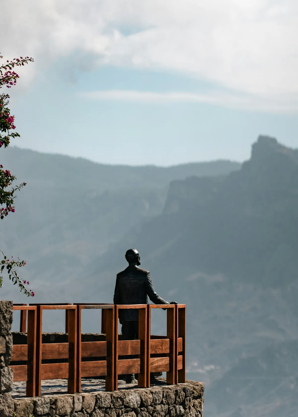 A bronze statue looking out from a viewpoint in Artenara towards the mountains at the heart of the island