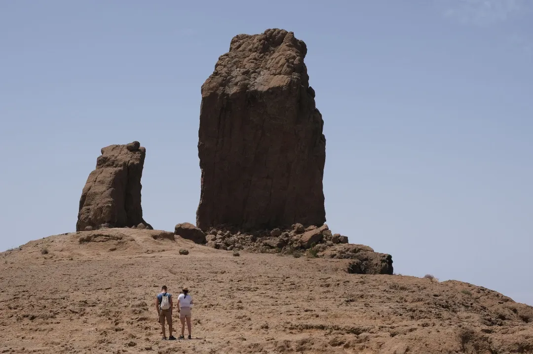 Dos excursionistas frente al Roque Nublo, en las cumbres de Gran Canaria